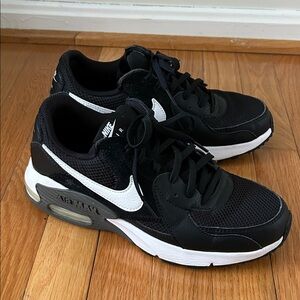 Nike Women’s Black and White Sneakers size 8.5